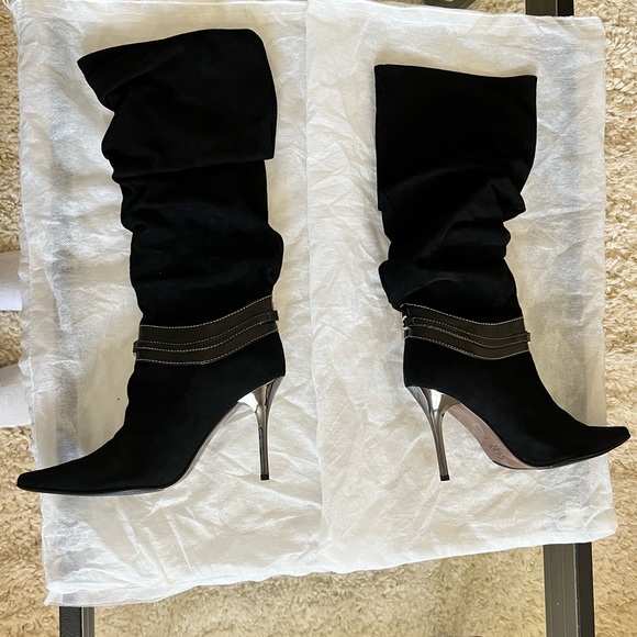Pointed toe Mid-calf slouchy stiletto suede boots with a silver-tone chain. - Picture 4 of 6